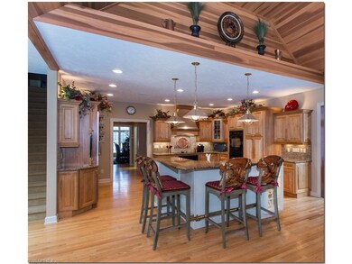 FabulousChef's Kitchen with Large Island, Breakfas