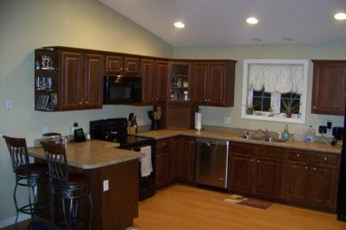 Kitchen w/ breakfast bar