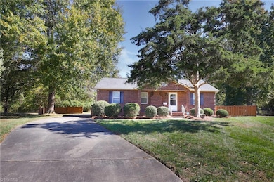 1711 Hanover Ct, High Point, NC 27265 - photo 2