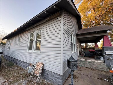 Side view w/Covered Porch w/Ceiling Fan