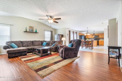 10204 Red Clover Ct, Louisville, KY 40228 - photo 4