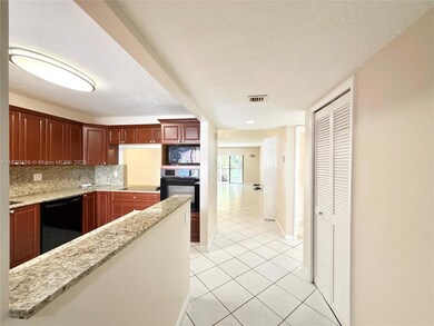 227 Lakeview Dr unit 103, Weston, FL 33326 - photo 5