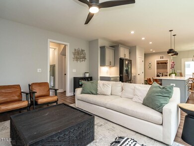 007-1280x960-family-room