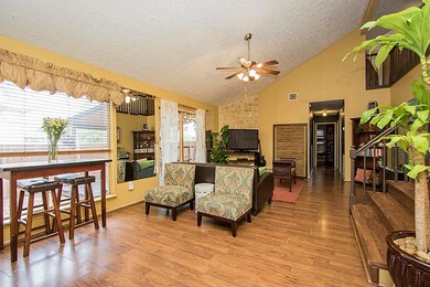 10050 Lasaber Ct, Houston, TX 77038 - photo 4