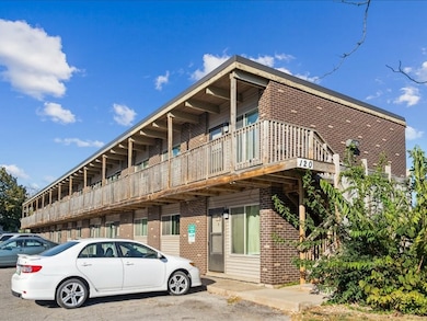 120 32nd St NE, Cedar Rapids, IA 52402 - photo 2