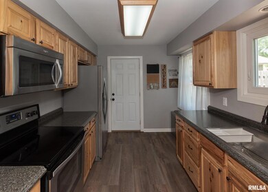 1829 Elmwood Ln, Bettendorf, IA 52722 - photo 7