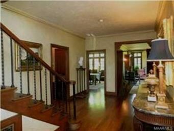 Spacious foyer-all living areas connect back here