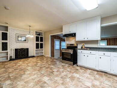 829 Greenwich St, Raleigh, NC 27610 - photo 3