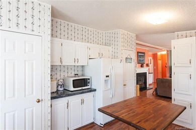 Lovely bright kitchen. New laminate flooring exten