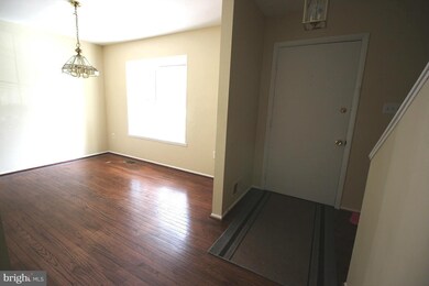 8926 Shamrock Ct, Springfield, VA 22152 - photo 3