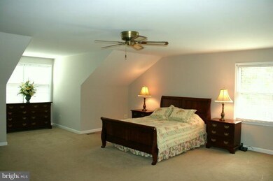 13107 Coralberry Dr, Fairfax, VA 22033 - photo 2