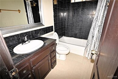 2104 Kimberly Ln unit 3, Edinburg, TX 78541 - photo 6