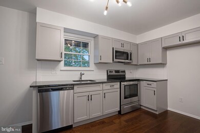 939 Stormont Cir, Halethorpe, MD 21227 - photo 5