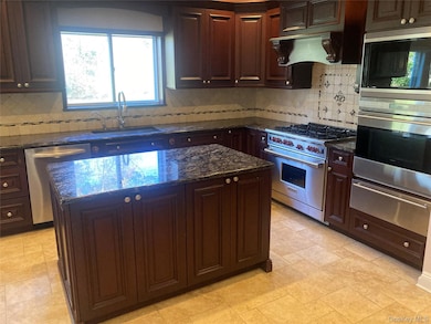 9 Silas Woods Rd, Manorville, NY 11949 - photo 4