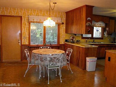 5602 Fallingbrooks Dr, Greensboro, NC 27407 - photo 3