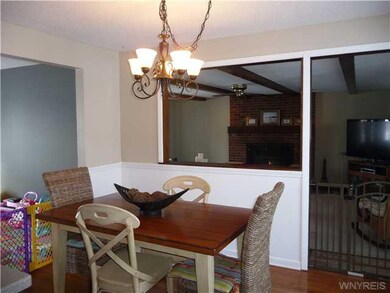 Dining Room Beautiful hardwood floors!!