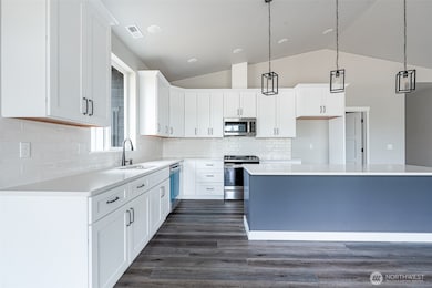 Large island for entertaining!