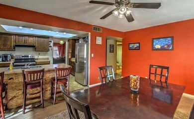 Pampa dining toward kitchen