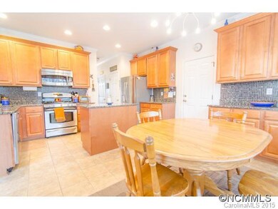 Eat-in kitchen