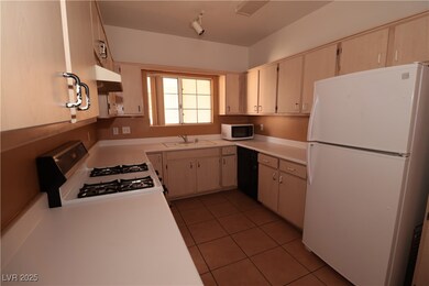 1900 N Torrey Pines Dr unit 225, Las Vegas, NV 89108 - photo 7