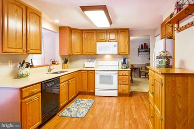 8212 Lapping Brook Ct, Laurel, MD 20723 - photo 7