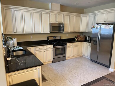 23 Nicole Ct, Copiague, NY 11726 - photo 7