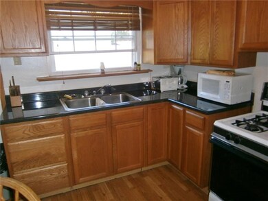 THE UPDATED OAK EAT-IN-KITCHEN