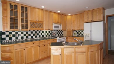 9424 Gentle Cir, Montgomery Village, MD 20886 - photo 4