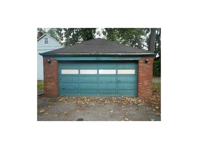 Detached Garage.