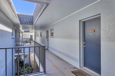 5507 Fountain Lake Cir unit B203, Bradenton, FL 34207 - photo 4