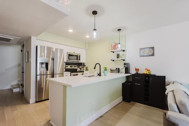 Kitchen with appliances with stainless steel fini