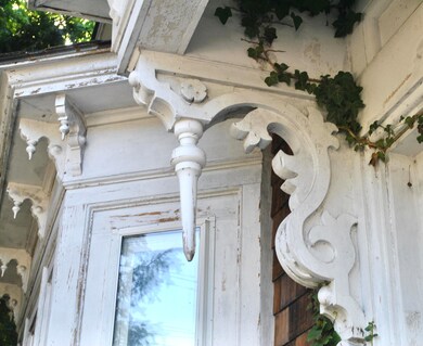 DECORATIVE CORNICES