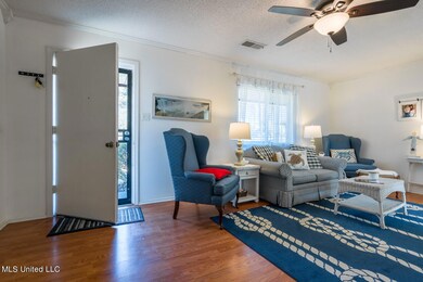 225414_6-snapsold-screen-215-oak-grove