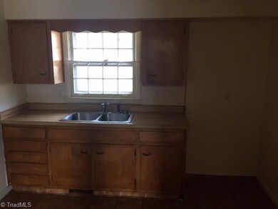 2321 Emerywood Rd, Greensboro, NC 27403 - photo 6