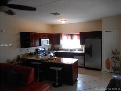 LARGE AMPLE KITCHEN