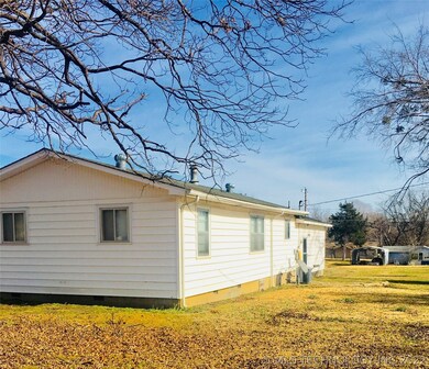 311 E Gum St, Henryetta, OK 74437 - photo 3