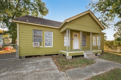 415 Pearl St, Baytown, TX 77520 - photo 5