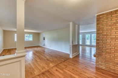 2233 Pendragon Rd-9