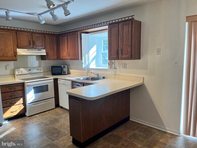 522 Bassett Ln, Norristown, PA 19403 - photo 2