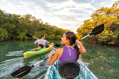 CoupleKayaking-w-286586047