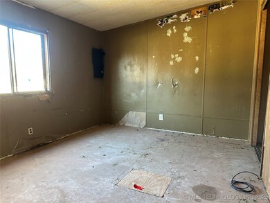 236 S Otis Ave, Dustin, OK 74839 - photo 4