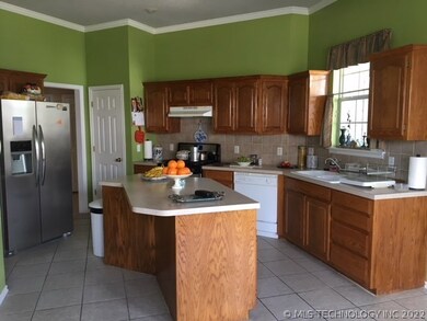 Great kitchen for entertaining and all appliances