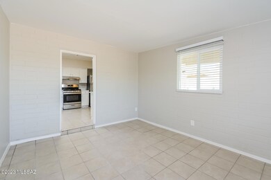 005-photo-dining-room-8586869