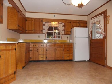 SPACIOUS EAT IN KITCHEN WITH A COZY RETRO FEEL!