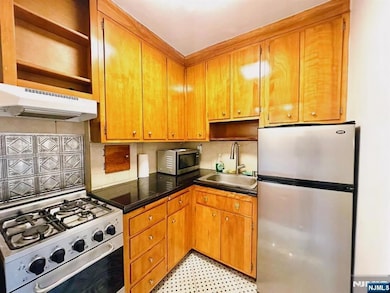 185 E Palisade Ave unit A4B, Englewood, NJ 07631 - photo 5