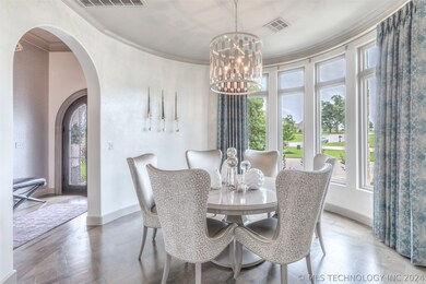 THE ROUND FORMAL DINING FEATURES CUSTOM WALL TREAT