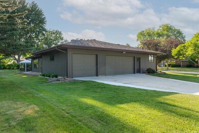 2122 Crescent Dr, Cedar Falls, IA 50613 - photo 3