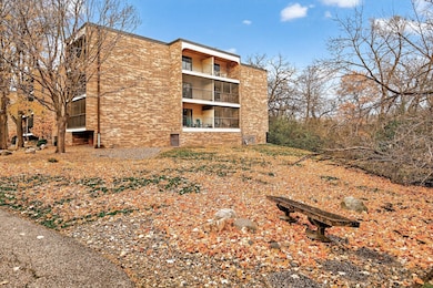 10441 Greenbrier Rd unit 222, Hopkins, MN 55305 - photo 2