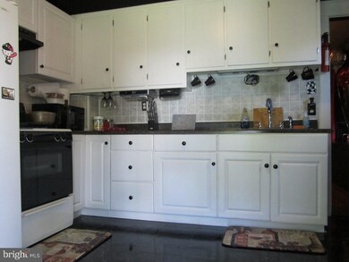 437 Raymond St, Reading, PA 19605 - photo 7