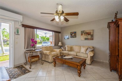 1050 SW 11th St unit 4, Hallandale Beach, FL 33009 - photo 2